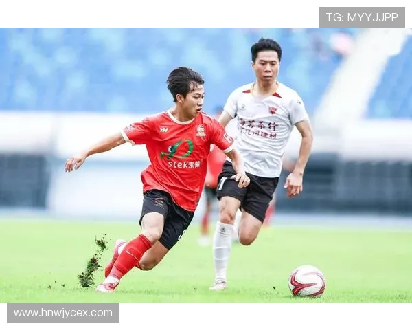 中国足球明星帅哥们的魅力与风采展现，谁是你心中的最佳球员之选