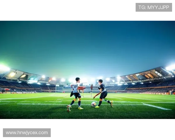 足球明星在绿茵场上专注训练的瞬间展现出无与伦比的风采与激情